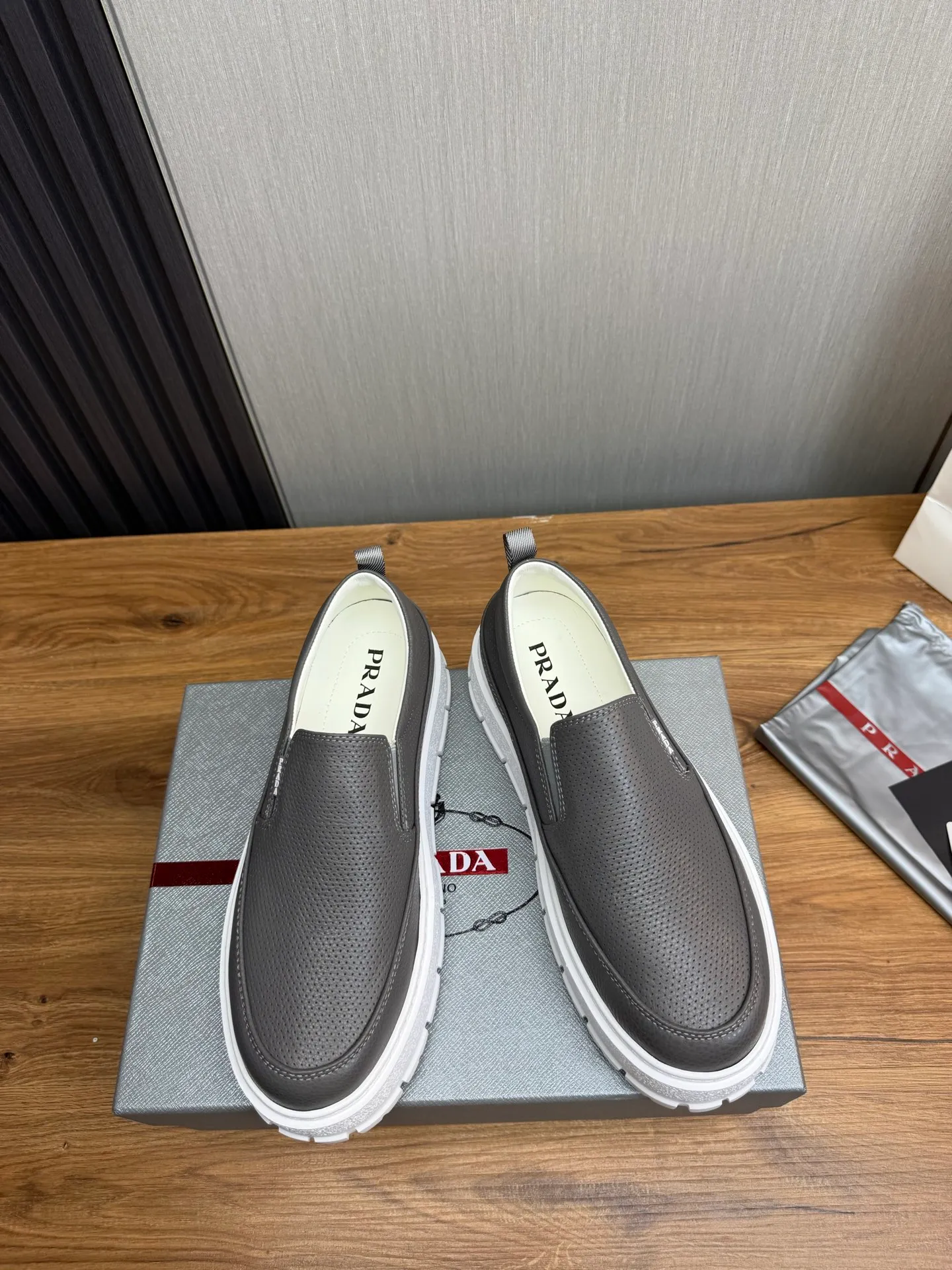 Men's shoes 💰580💰 [PRADA] Men's shoes are popular in the counter, official website is synchronized, 1 high-quality shipment ✔️Imported cowhide punching + cowhide lining, 1🆚1 replica, original sole, 38-45 (45 customized, non-refundable)